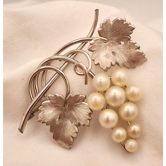Vintage Krementz Grape Cluster Brooch With Pearls & Silver Tone Leaves Winery - Picture 1 of 6